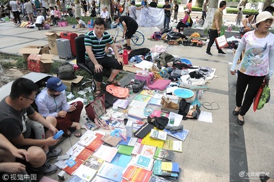 济南跳蚤市场火爆开场 大学生变身摊主兜售二手日用品